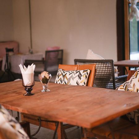 White Wall Riverfront Hotel Kamphaeng Phet Esterno foto