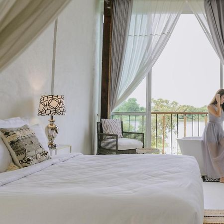 White Wall Riverfront Hotel Kamphaeng Phet Esterno foto