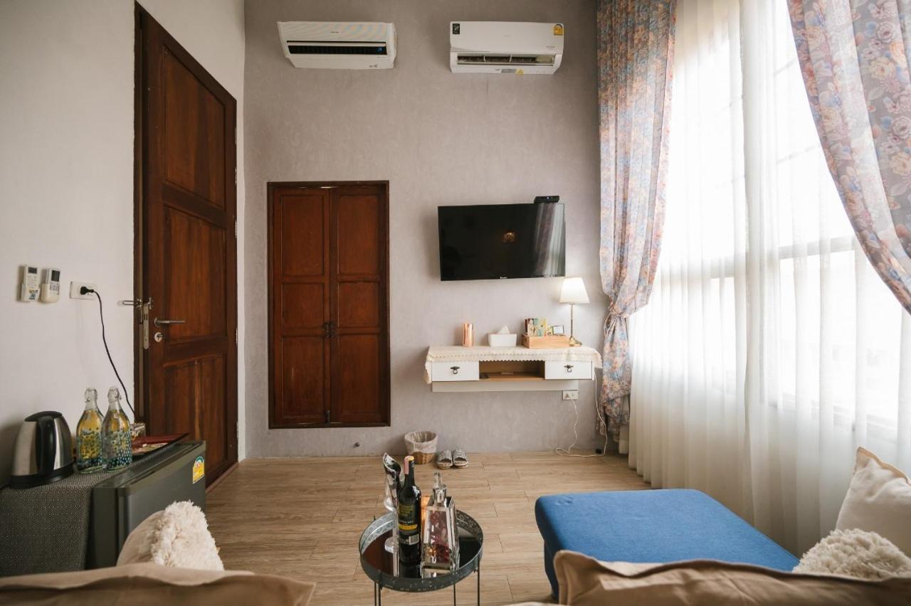 White Wall Riverfront Hotel Kamphaeng Phet Esterno foto