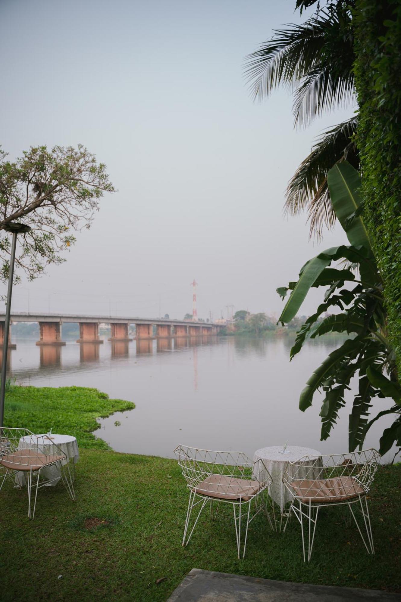 White Wall Riverfront Hotel Kamphaeng Phet Esterno foto