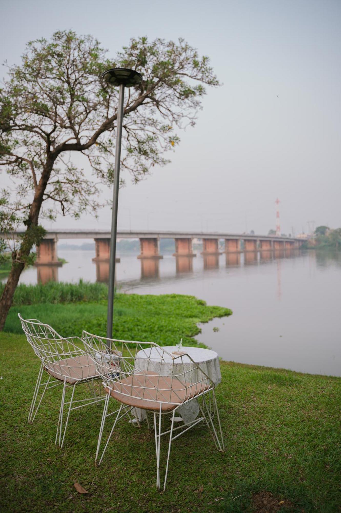 White Wall Riverfront Hotel Kamphaeng Phet Esterno foto