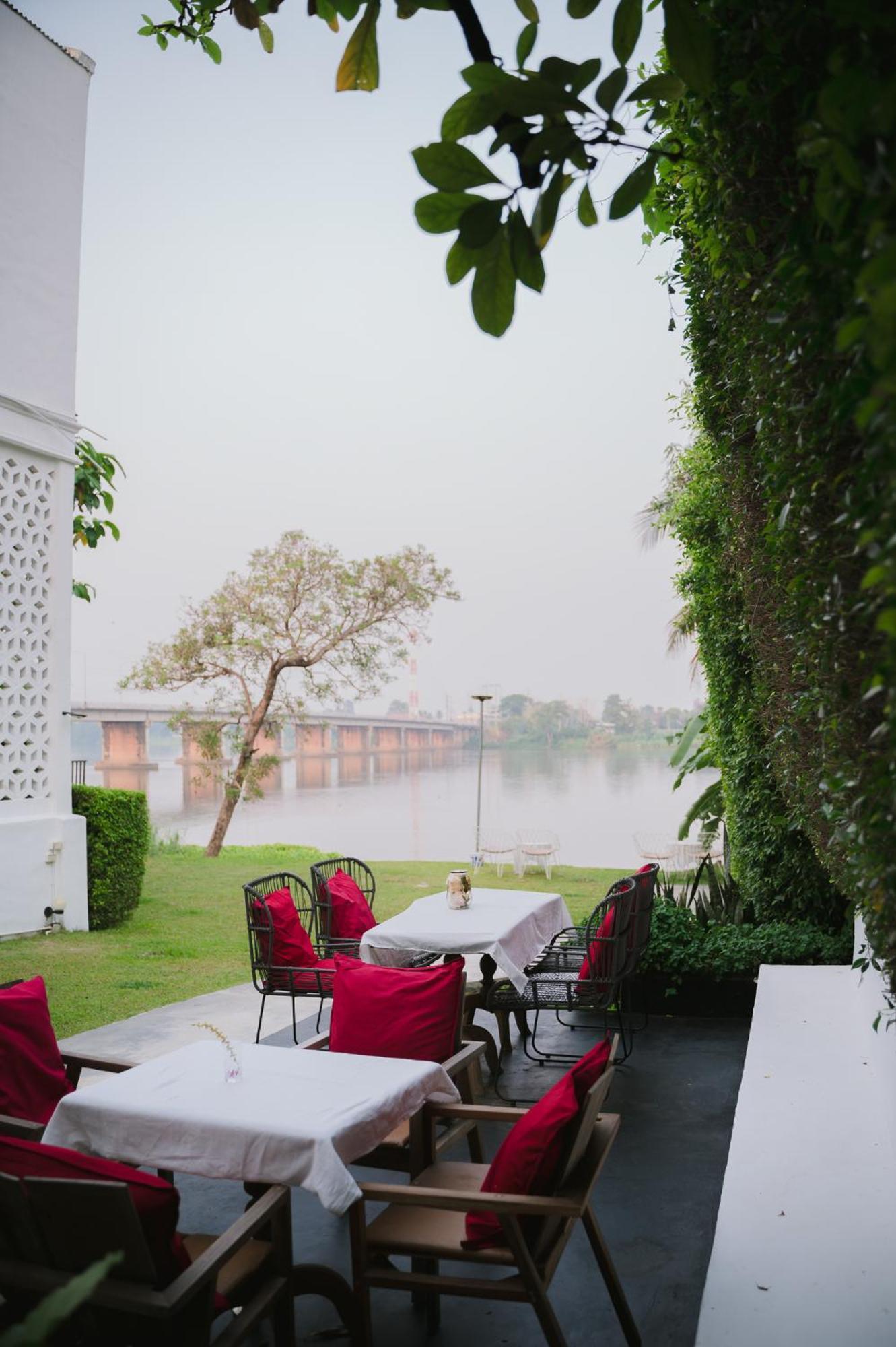 White Wall Riverfront Hotel Kamphaeng Phet Esterno foto