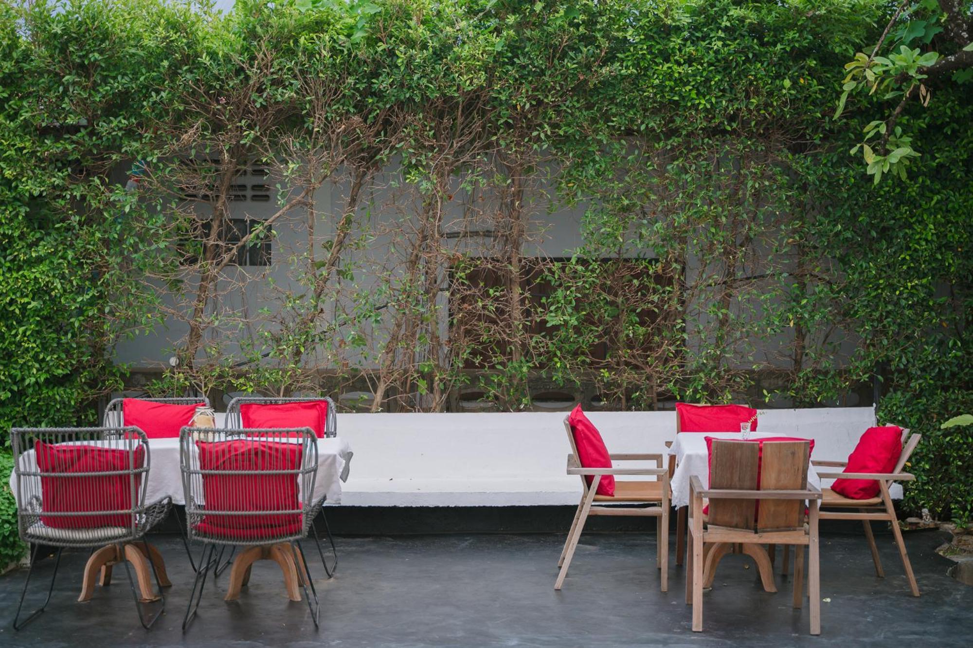 White Wall Riverfront Hotel Kamphaeng Phet Esterno foto