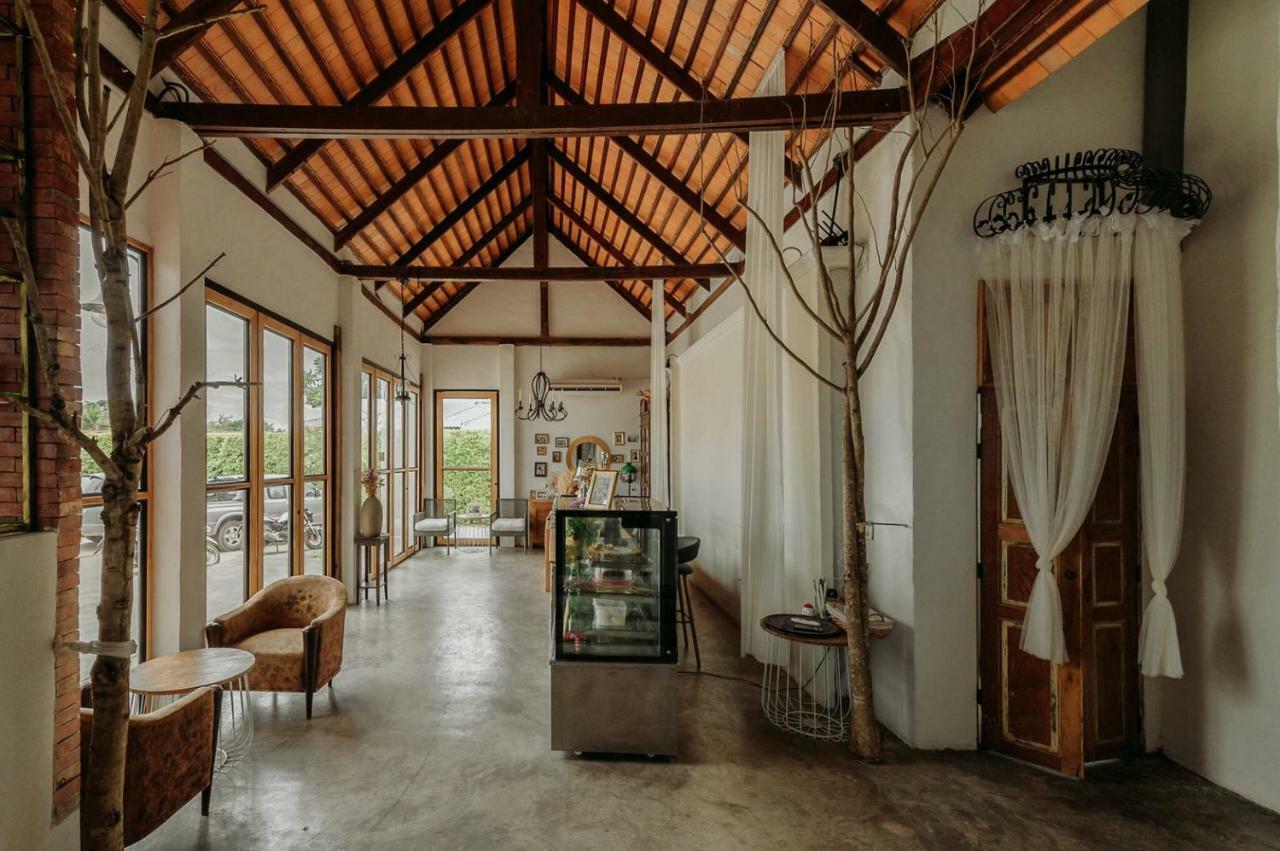 White Wall Riverfront Hotel Kamphaeng Phet Esterno foto