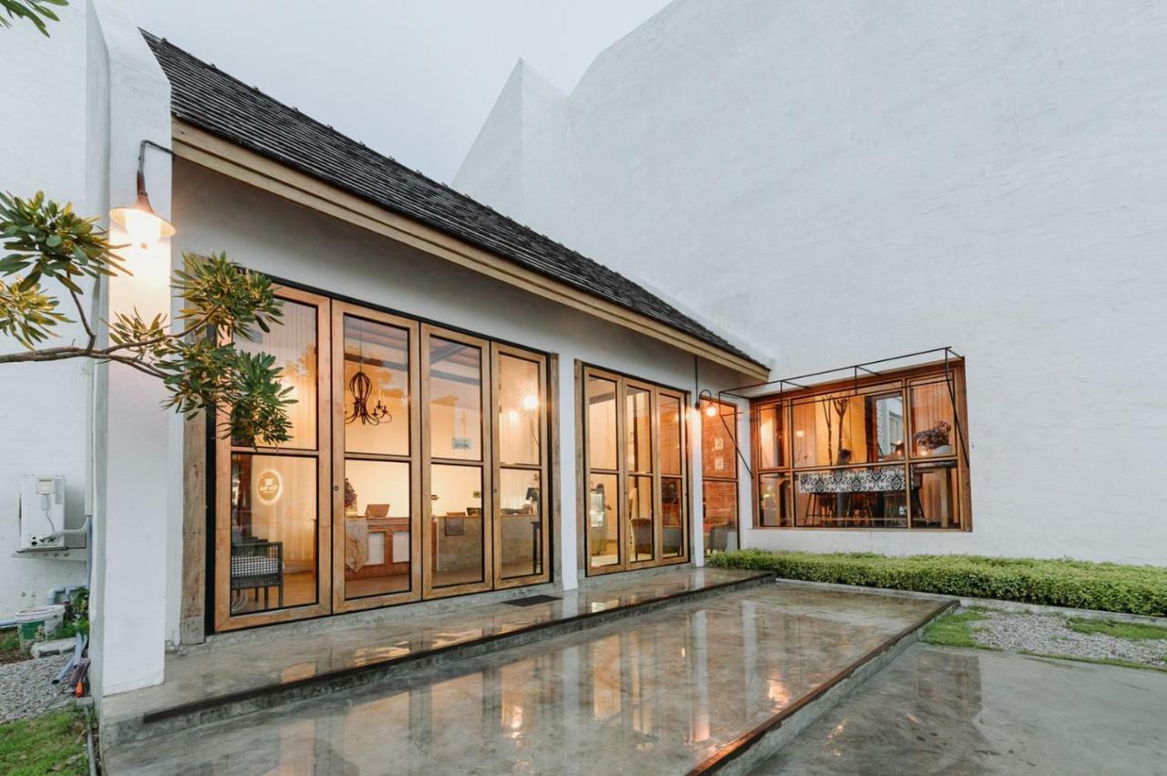 White Wall Riverfront Hotel Kamphaeng Phet Esterno foto