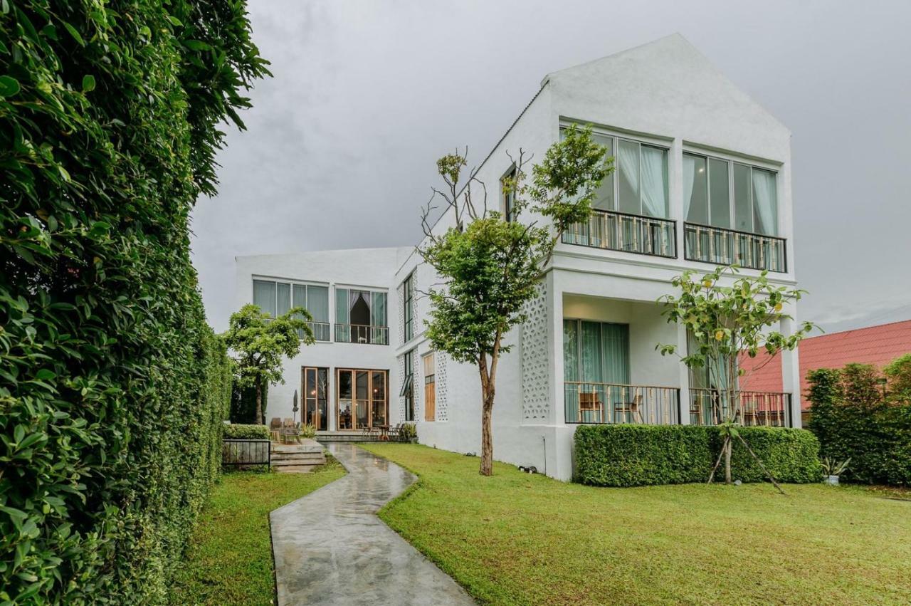 White Wall Riverfront Hotel Kamphaeng Phet Esterno foto