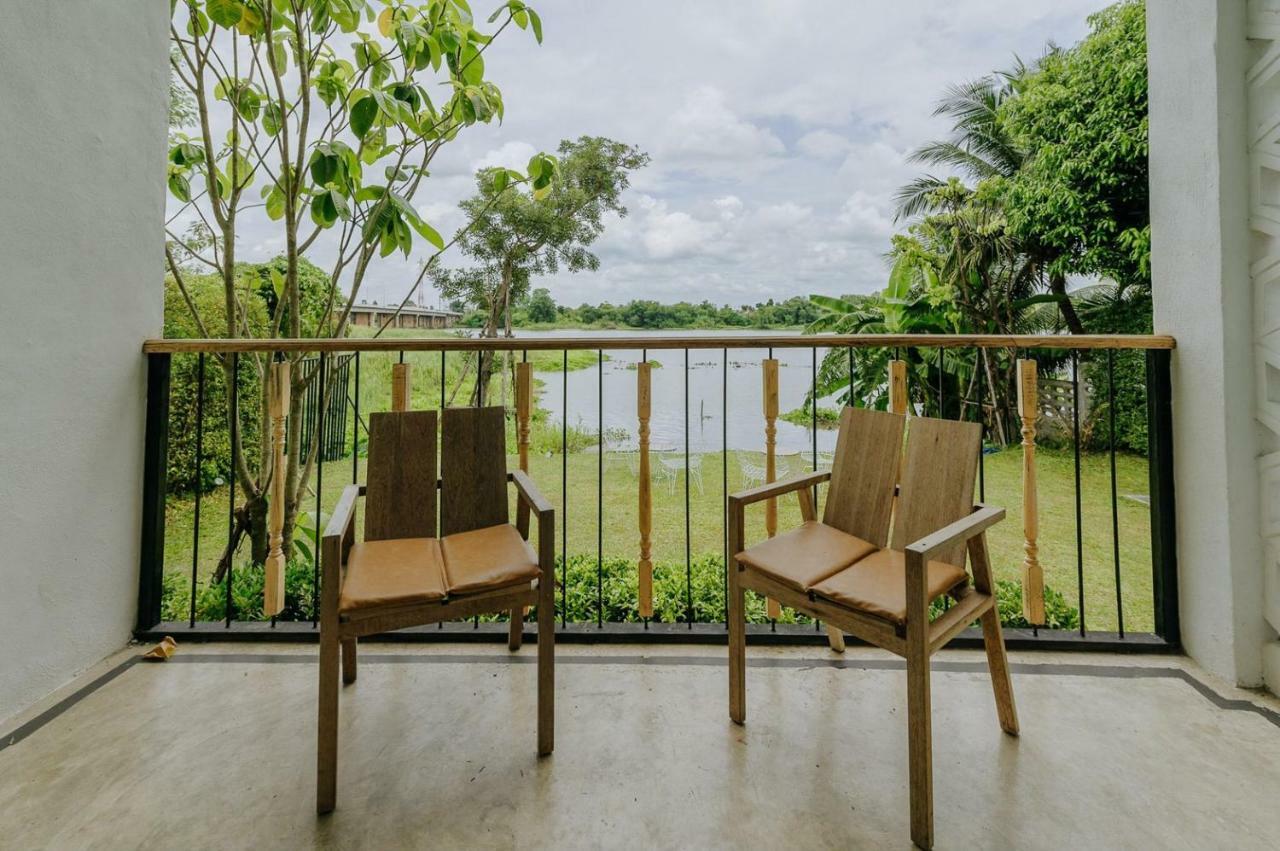 White Wall Riverfront Hotel Kamphaeng Phet Esterno foto