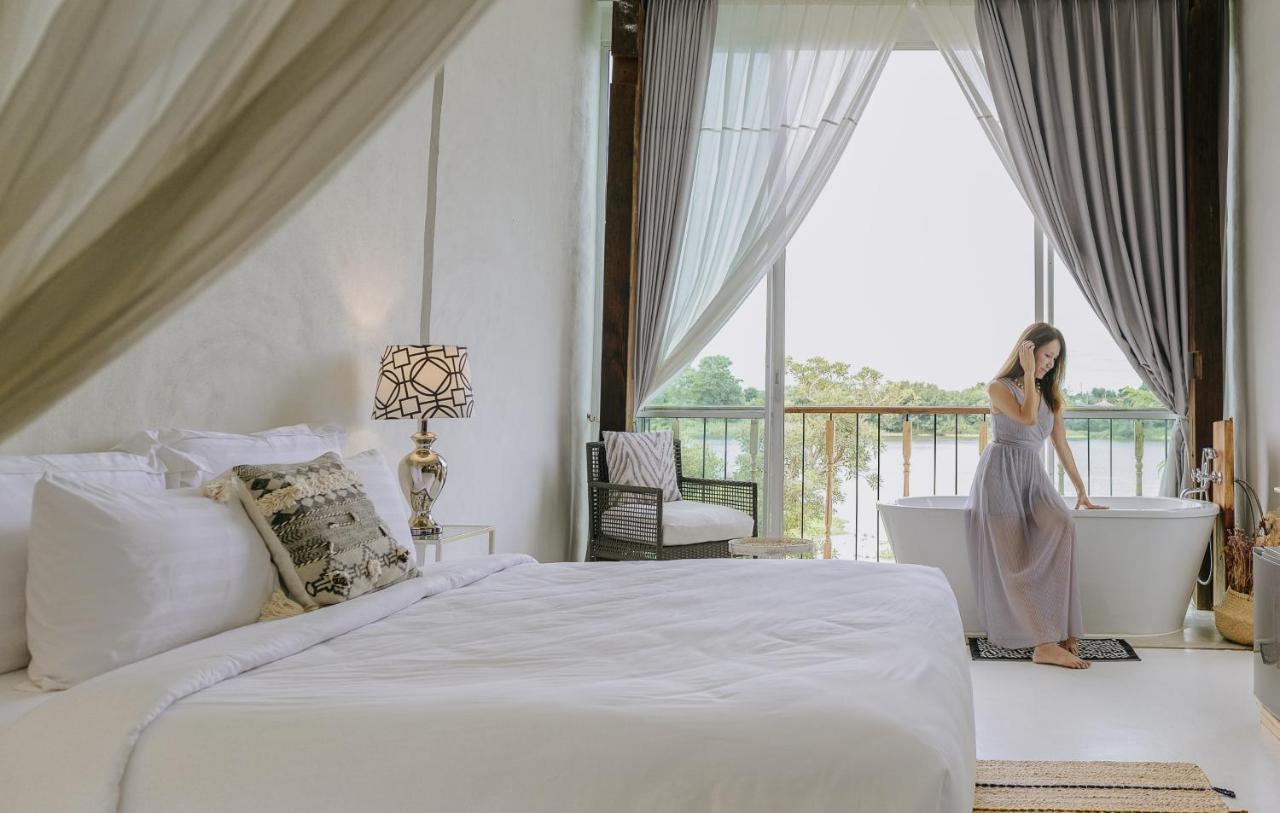 White Wall Riverfront Hotel Kamphaeng Phet Esterno foto