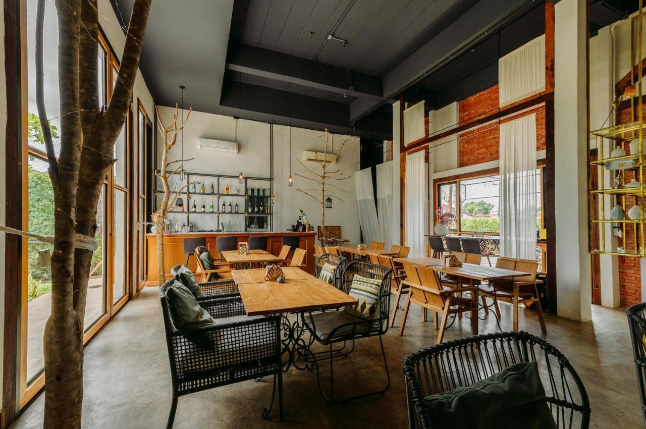 White Wall Riverfront Hotel Kamphaeng Phet Esterno foto